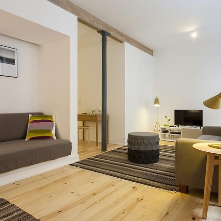 Joivy Cosy 1-Bed Flat With Workspace In Santa Catarina, Moments From Luis De Camoes Sq 리스본 객실 사진