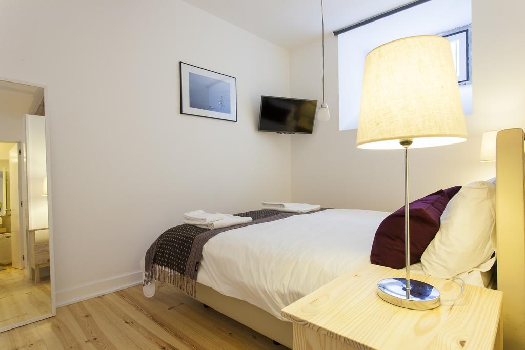 Joivy Cosy 1-Bed Flat With Workspace In Santa Catarina, Moments From Luis De Camoes Sq 리스본 객실 사진