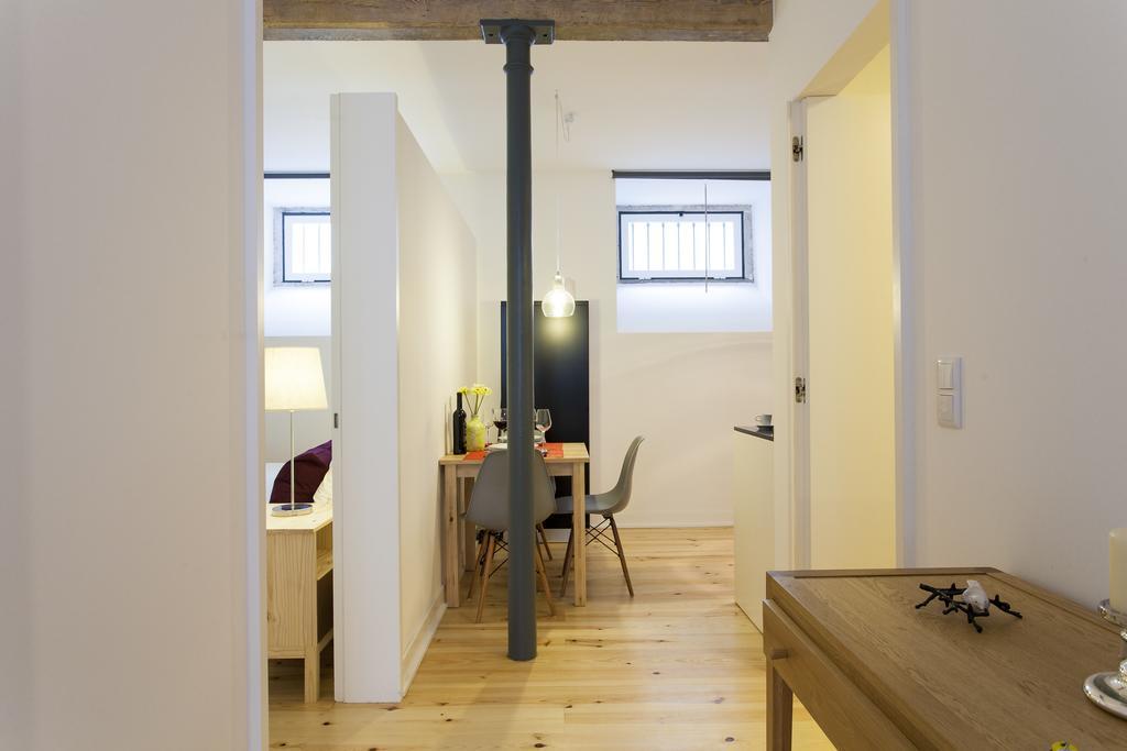 Joivy Cosy 1-Bed Flat With Workspace In Santa Catarina, Moments From Luis De Camoes Sq 리스본 객실 사진