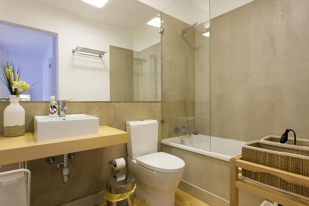 Joivy Cosy 1-Bed Flat With Workspace In Santa Catarina, Moments From Luis De Camoes Sq 리스본 객실 사진