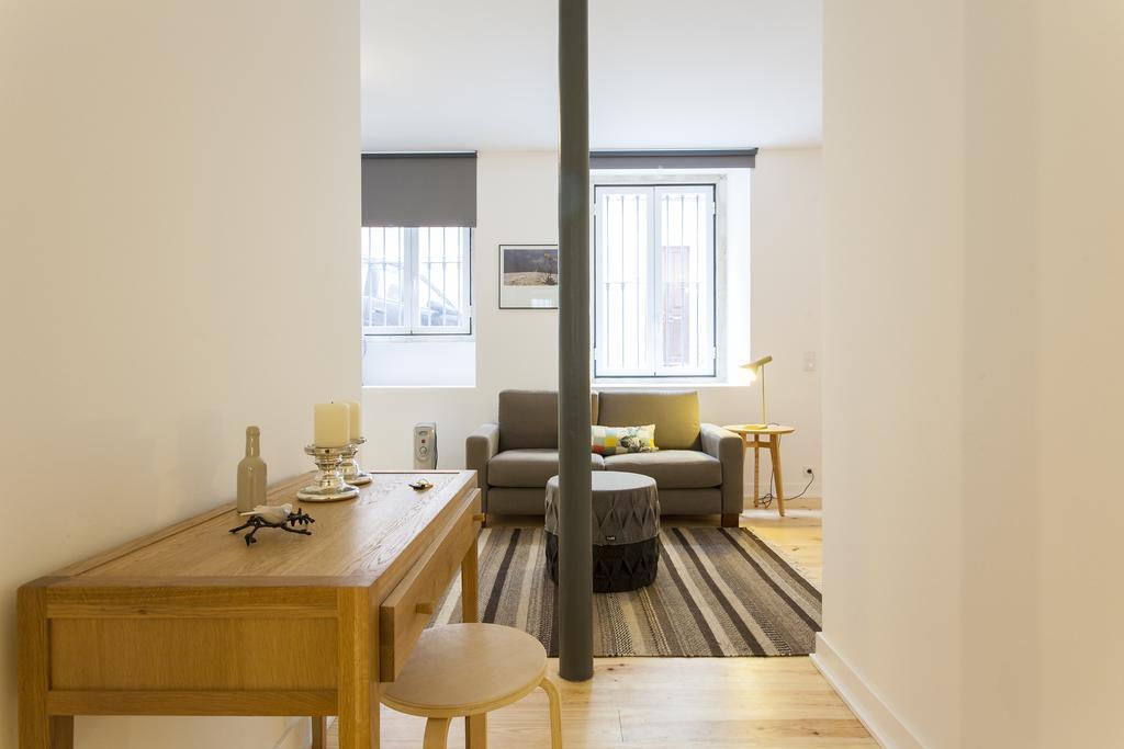 Joivy Cosy 1-Bed Flat With Workspace In Santa Catarina, Moments From Luis De Camoes Sq 리스본 객실 사진