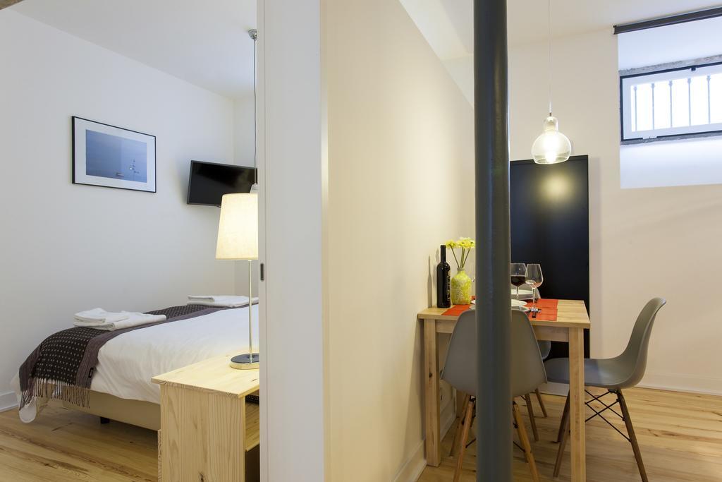 Joivy Cosy 1-Bed Flat With Workspace In Santa Catarina, Moments From Luis De Camoes Sq 리스본 객실 사진