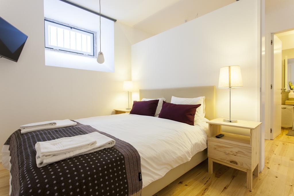 Joivy Cosy 1-Bed Flat With Workspace In Santa Catarina, Moments From Luis De Camoes Sq 리스본 객실 사진