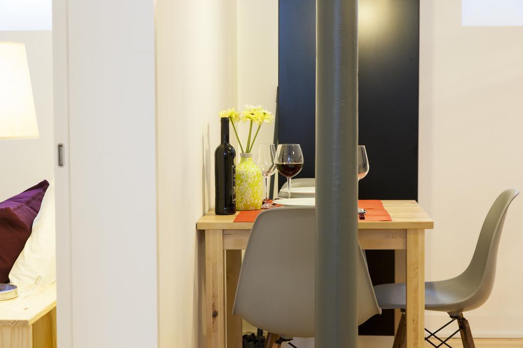 Joivy Cosy 1-Bed Flat With Workspace In Santa Catarina, Moments From Luis De Camoes Sq 리스본 객실 사진